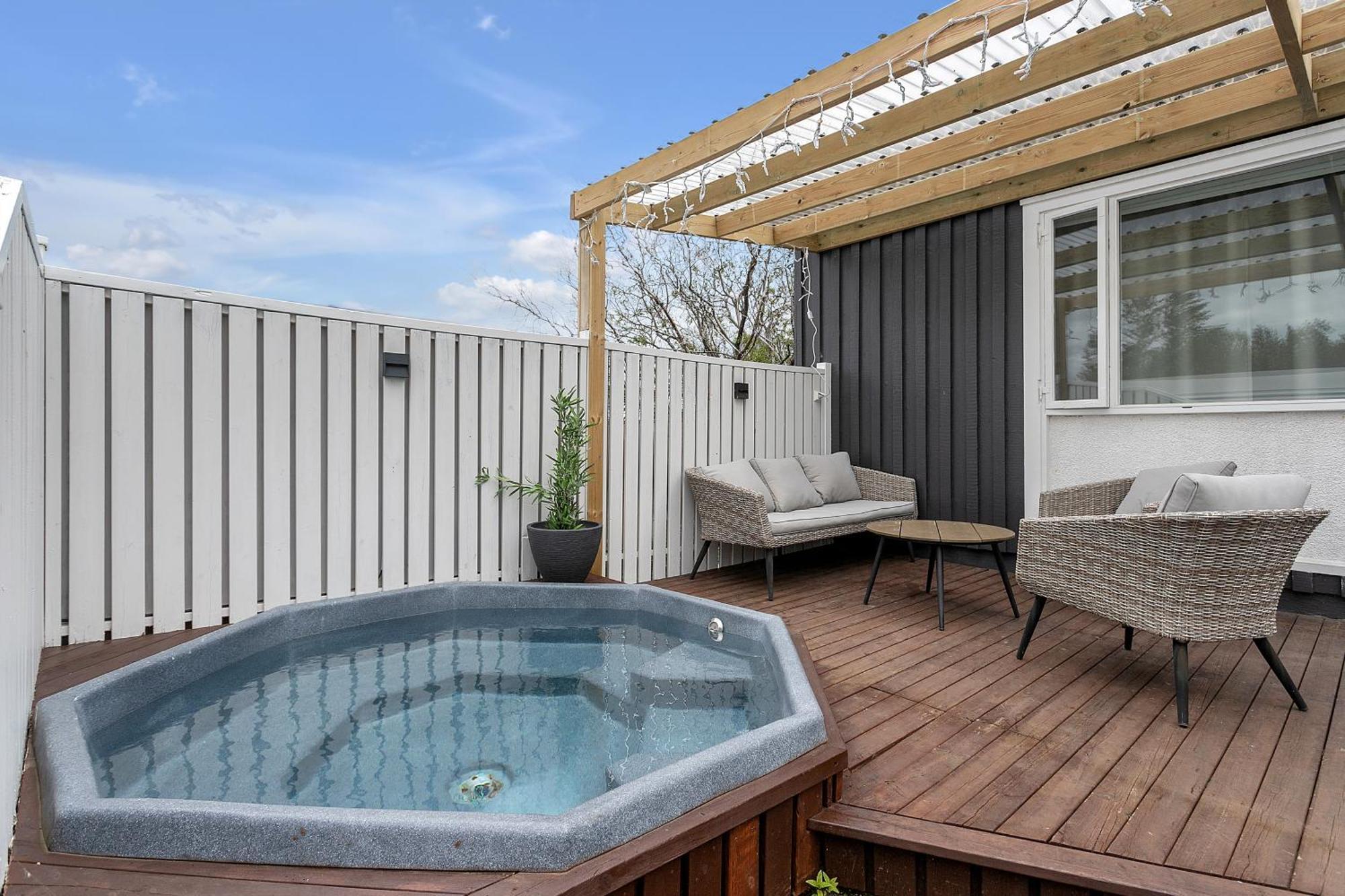 Garthabaer House - Villa With Garden And Hot Tub, 2 Min From Reykjavik מראה חיצוני תמונה